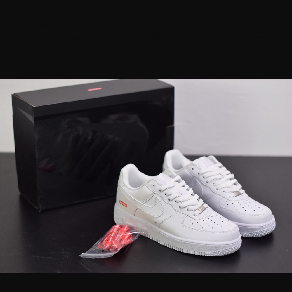 Nike supreme Air Force 1 color white/red size 9